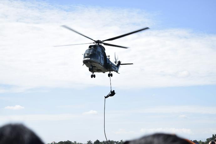 grey and black helicopter